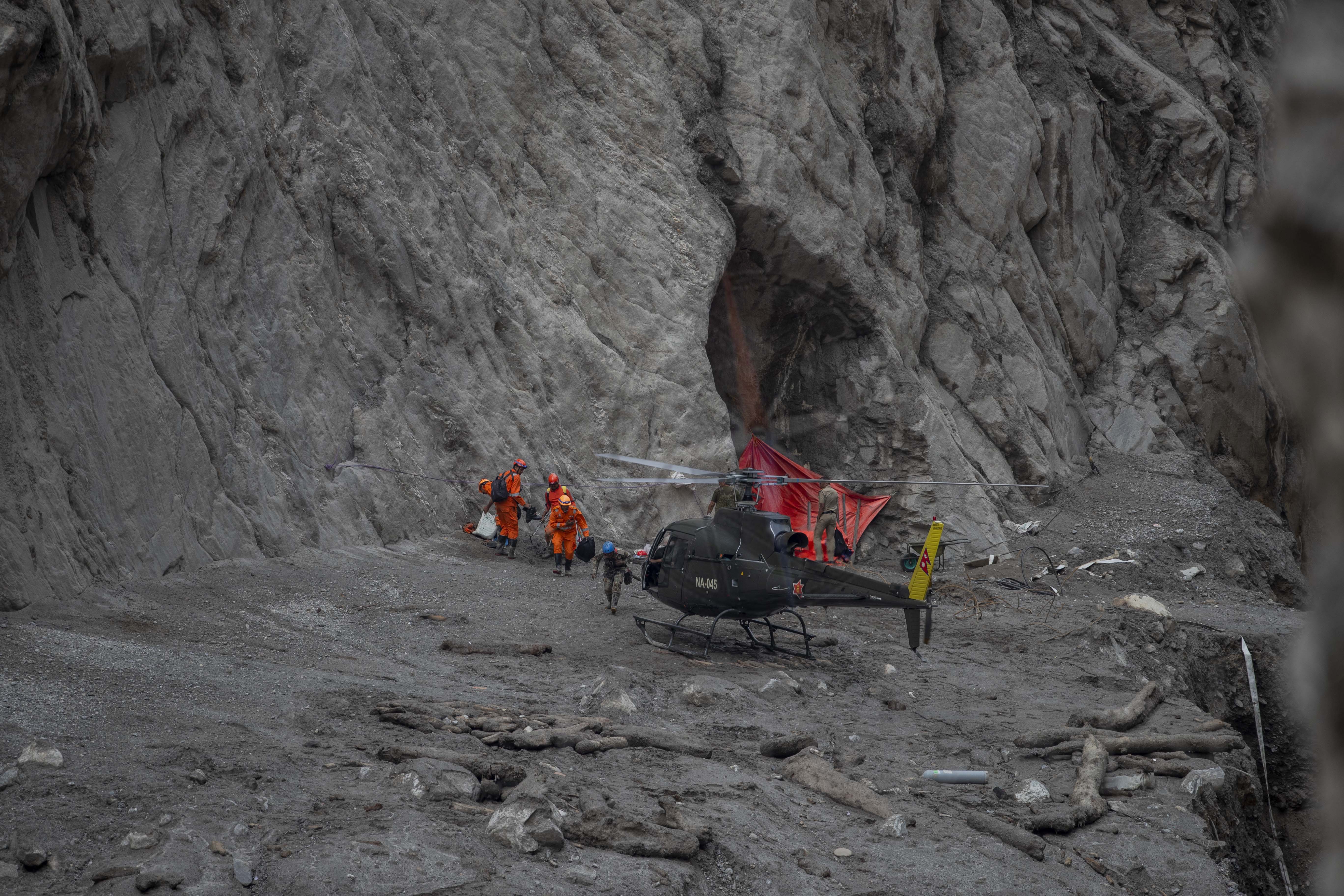CLK_0444 Rescue team getting heli lifted from chilime hydropower station near sybrobesi